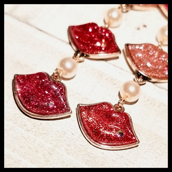 Betsey Johnson Mismatched Glitter Lips Earrings - Picture 4 of 10
